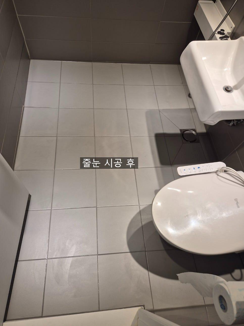 일정한 간격으로 채워진 바닥 줄눈의 근접 모습