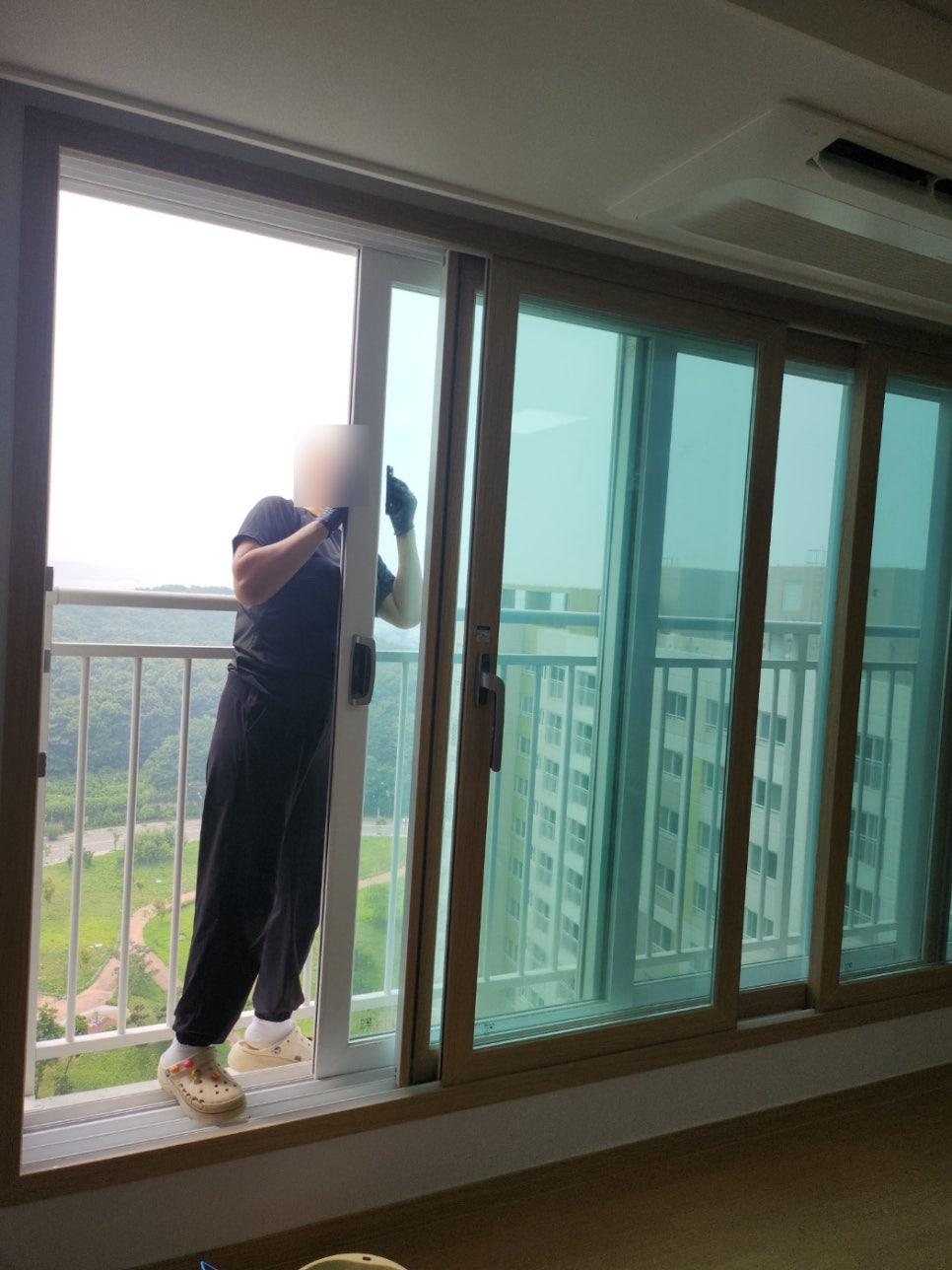 외부 경관이 보이는 창가 주변 공간