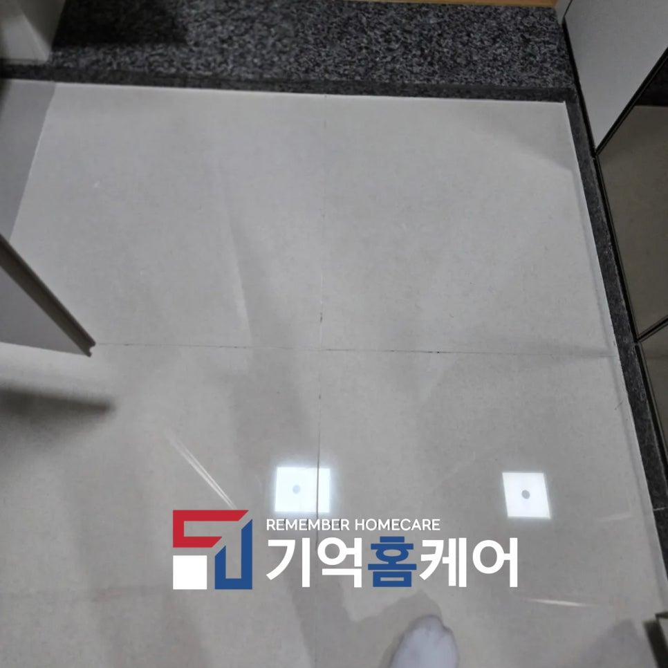 회색 바닥과 검은색 대리석 스톤 벽면의 현관