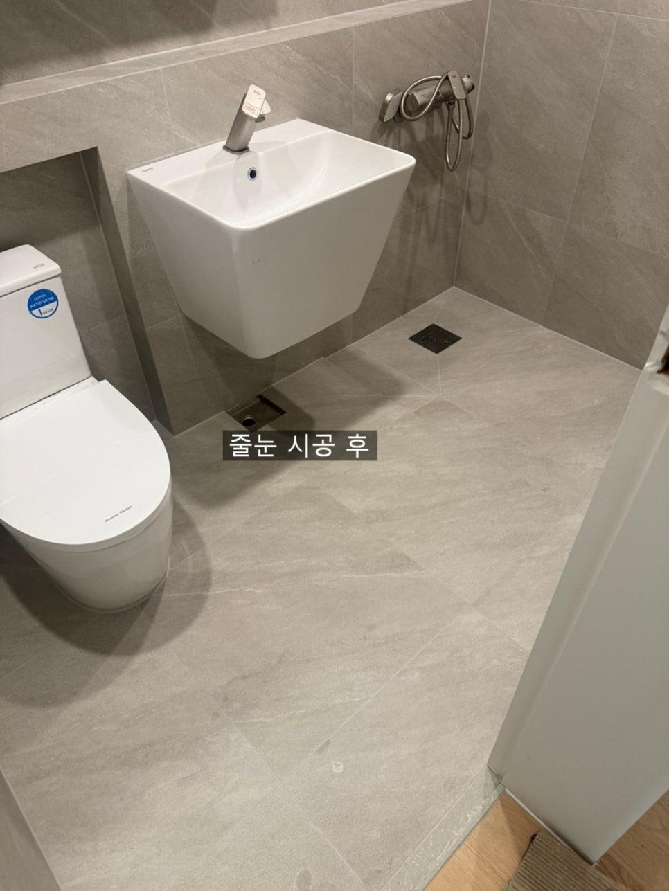 균일한 선으로 채워진 욕실 설비 주변 줄눈