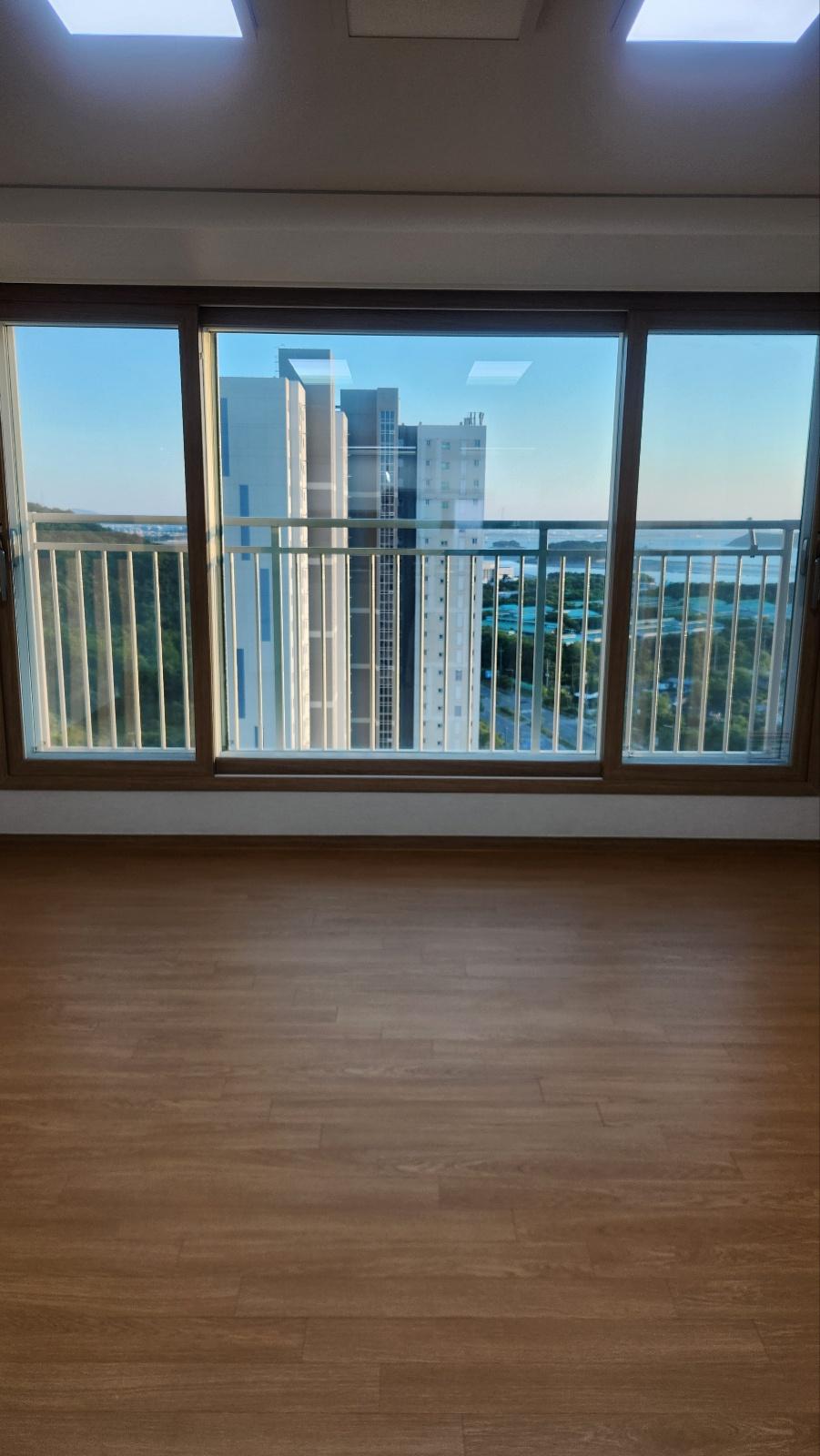 잔여 오염을 확인하며 작업하는 세부 장면