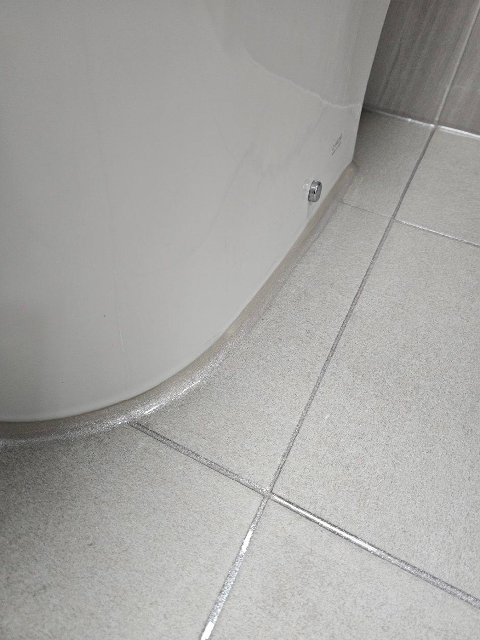흰색 세면대 바닥과 타일 바닥 접합부