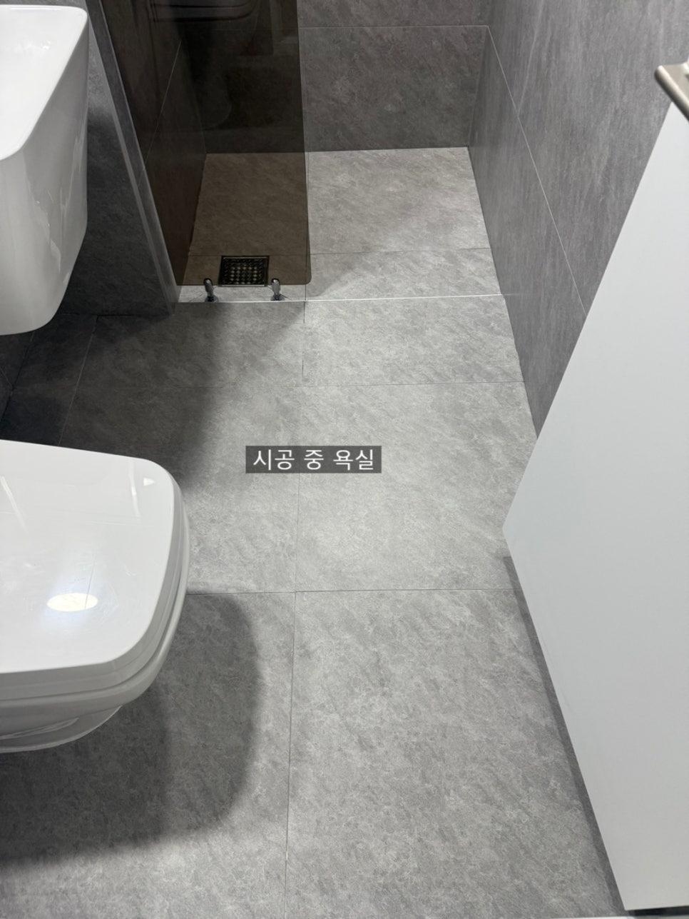 욕조와 세면대가 보이는 욕실 시공 전 전경