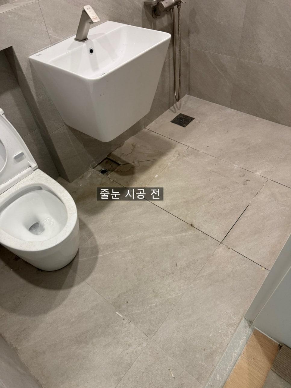 백화와 곰팡이 흔적이 보이는 욕실 바닥 근접컷