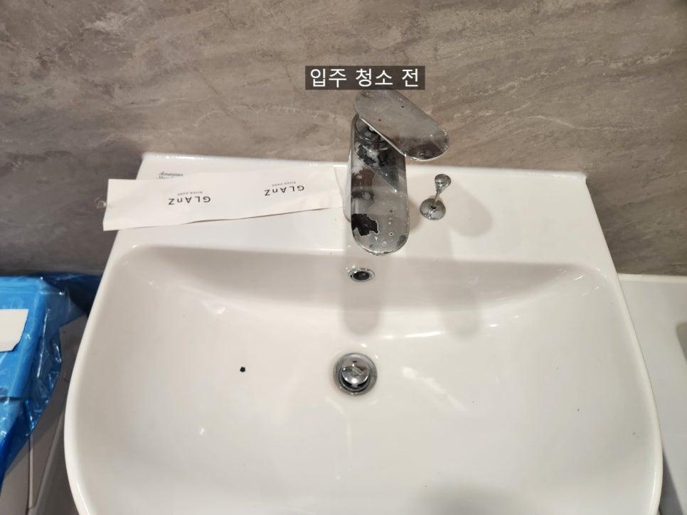 흰색 세면대와 수도꼭지의 깔끔한 마감