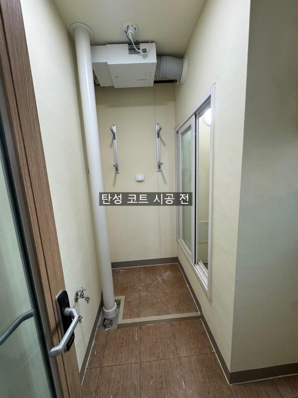 베이지색 벽면과 갈색 타일이 보이는 시공 전 복도