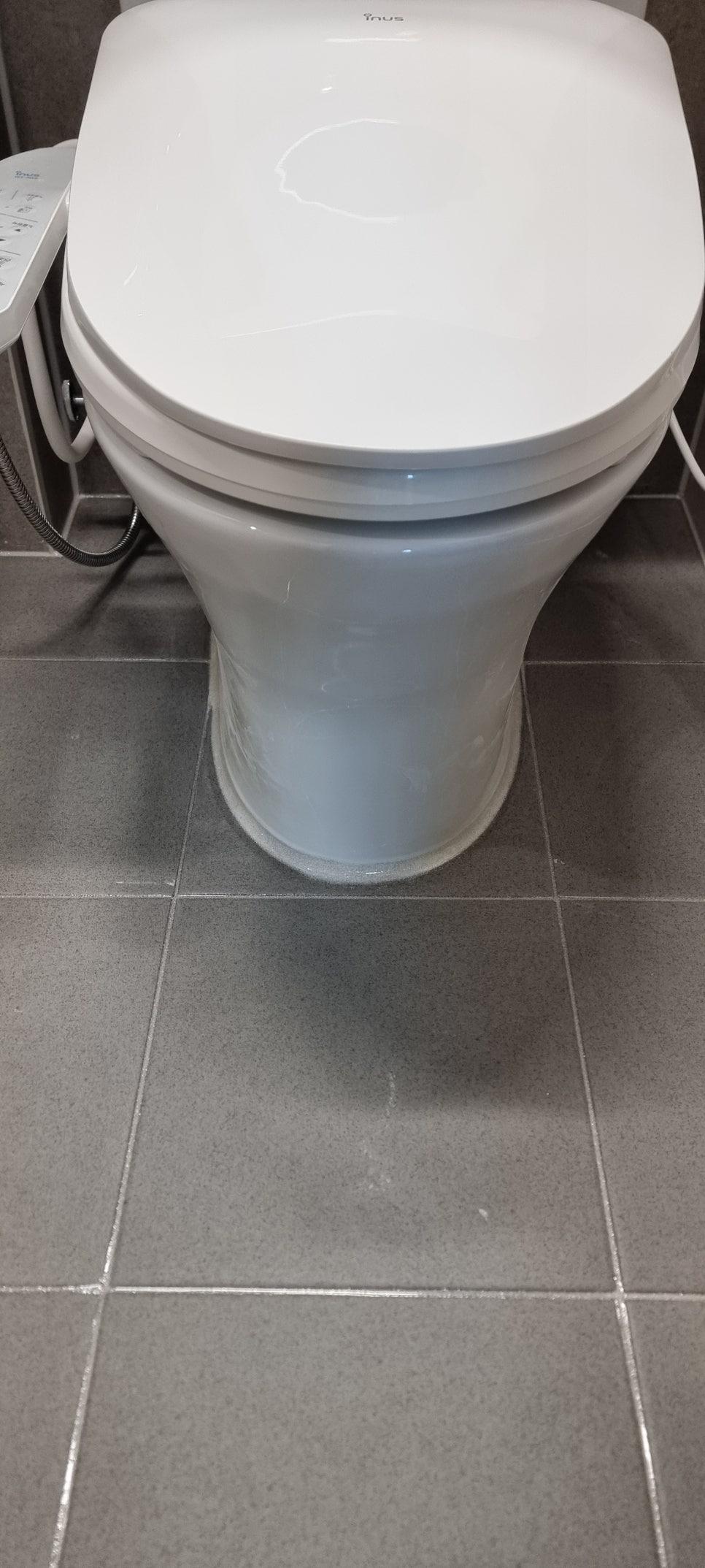 전자식 변기와 세면대 주변의 바닥 마감