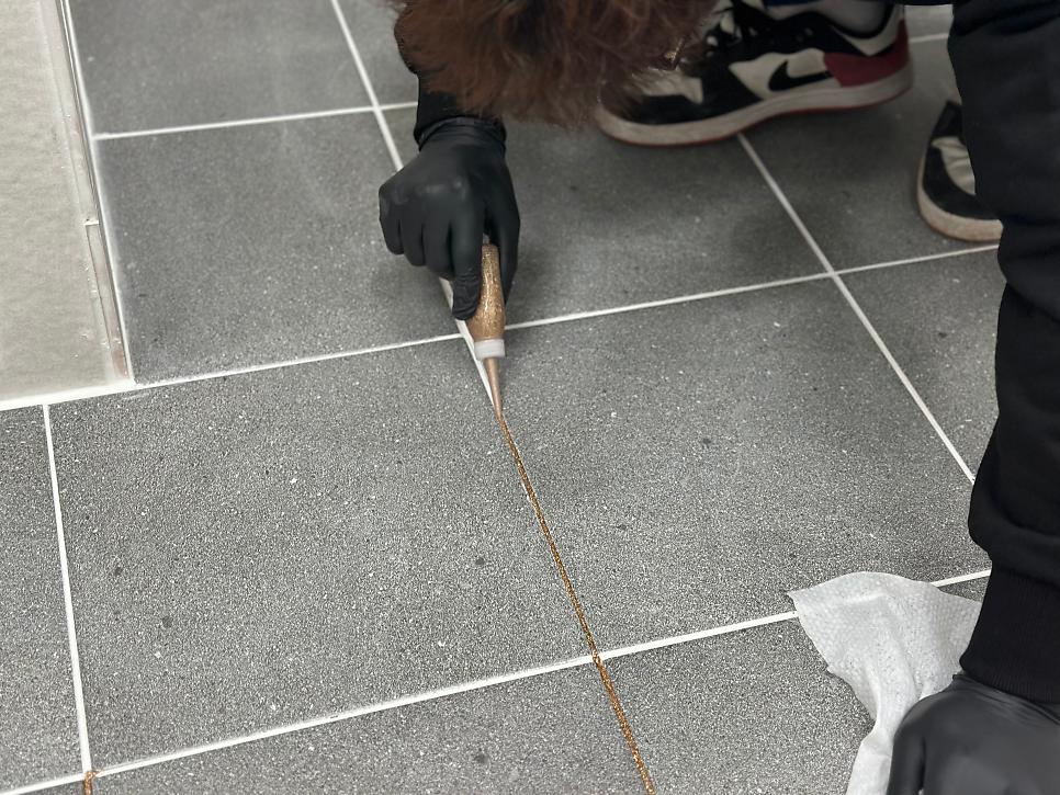접착제 카트리지와 노즐의 모습