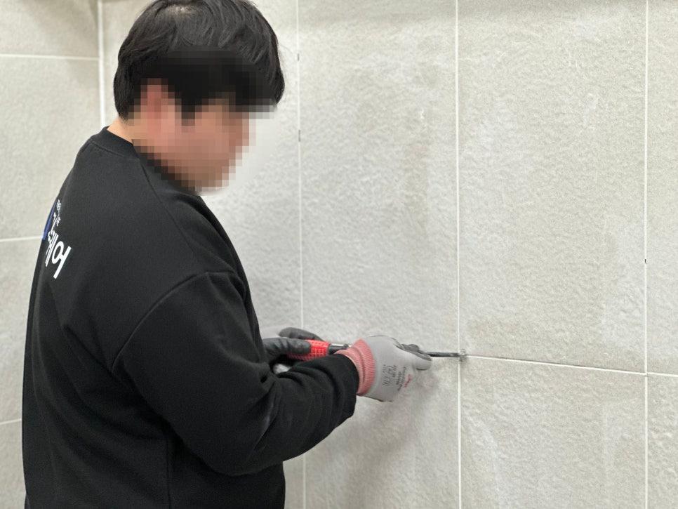 벽면과 손잡이가 보이는 수공구