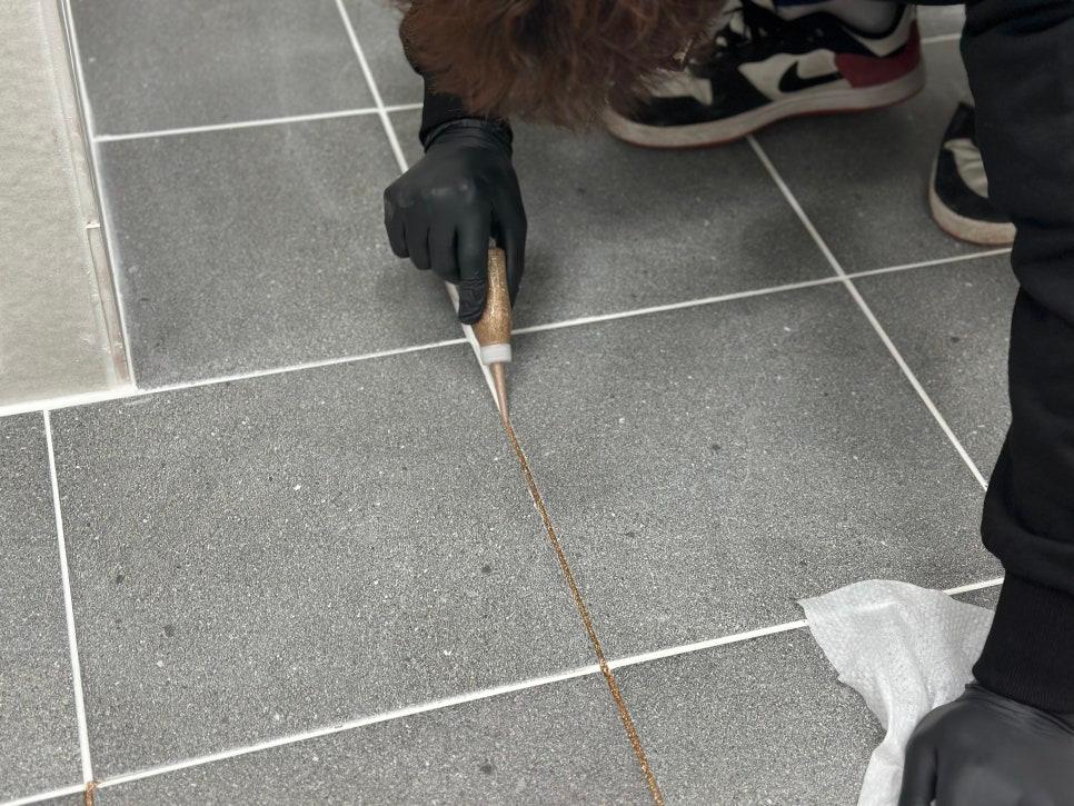 노즐이 보이는 접착제 카트리지와 천