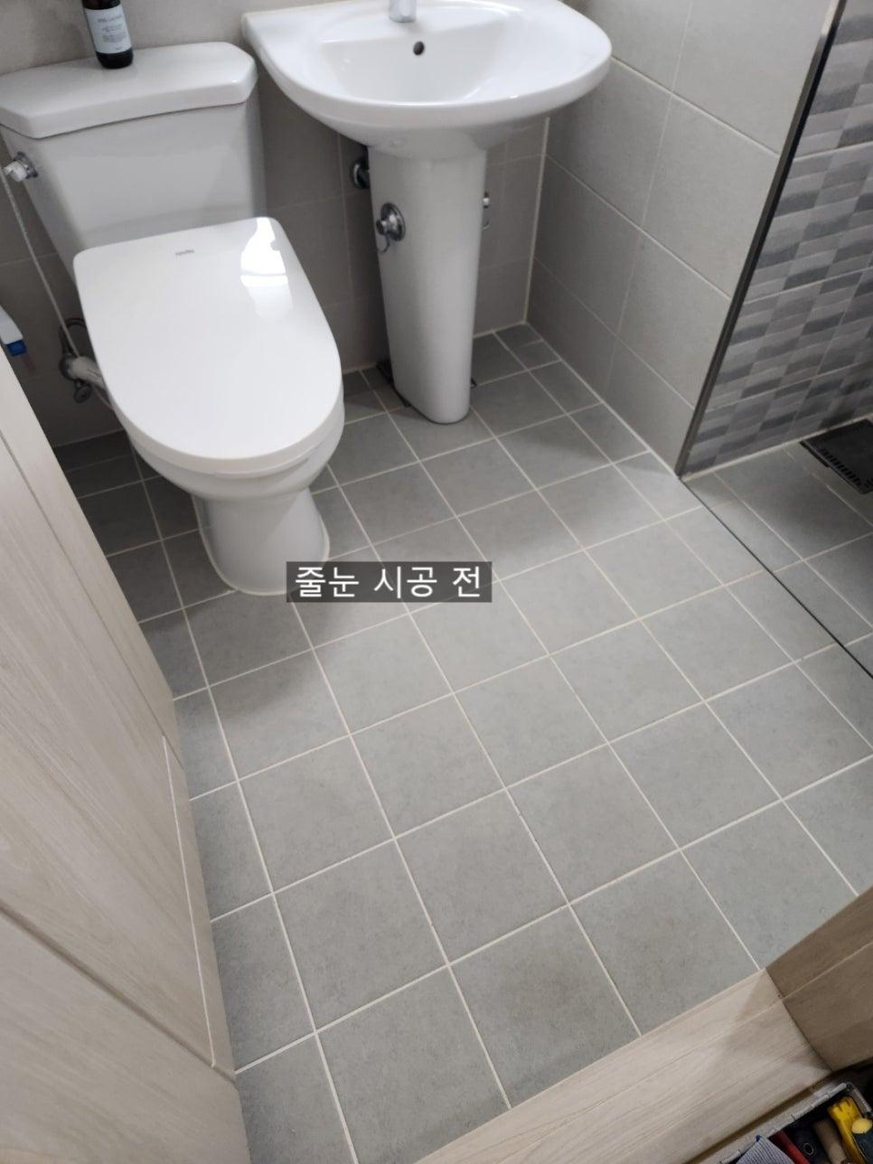 세면대와 양변기가 보이는 시공 전 욕실
