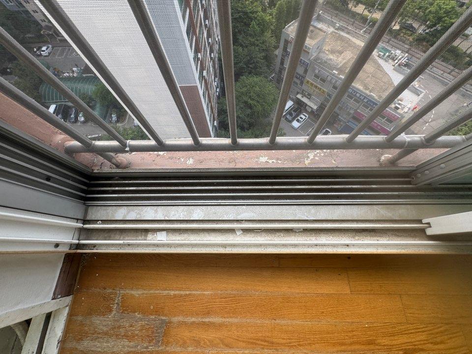 금속 방수망이 설치된 창호와 목재 바닥