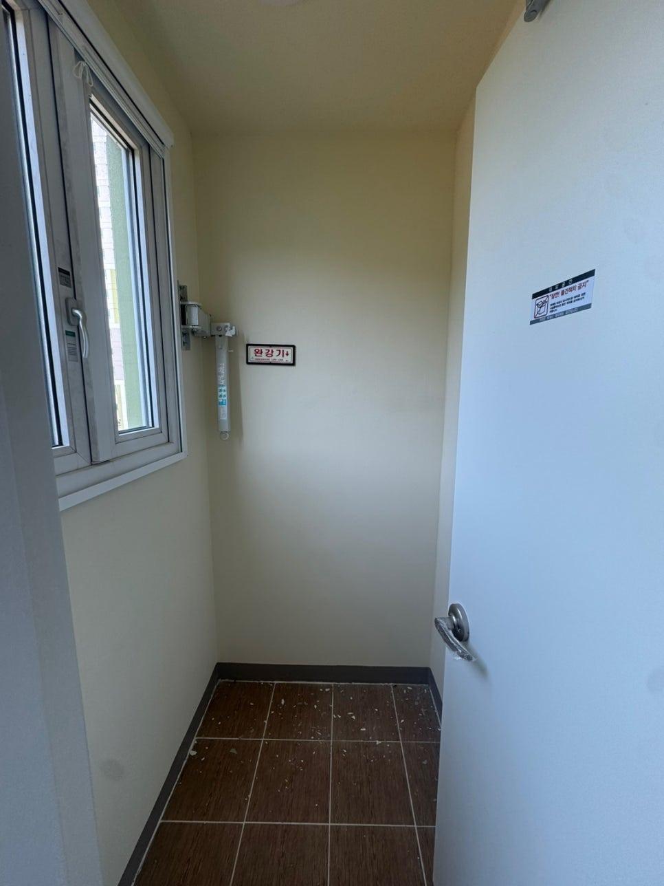 완강기 표지판이 부착된 좁은 공간의 시공 준비