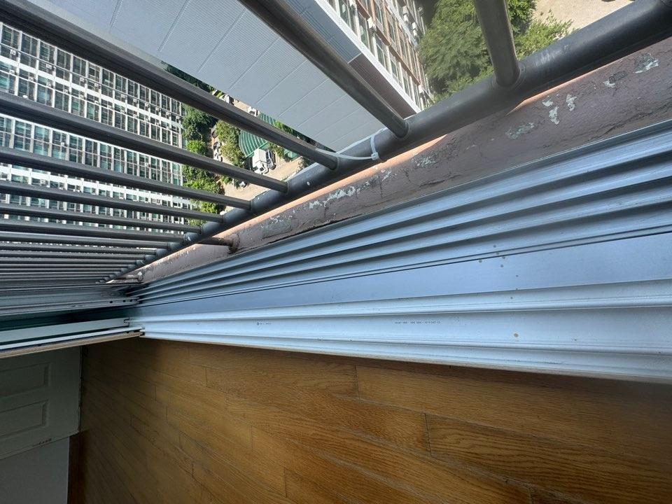 회색 금속 프레임 창호와 베란다 목재 마루