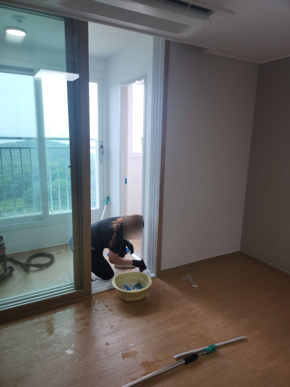 미세먼지 제거를 위해 정성껏 닦아내는 바닥 작업