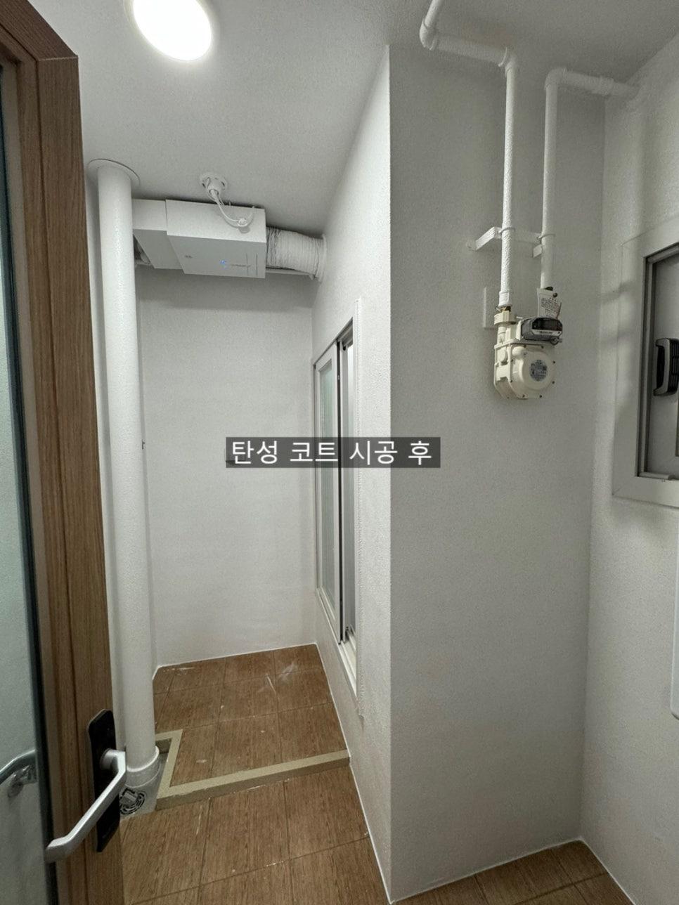 흰색 벽면으로 톤이 정리된 시공 후 복도