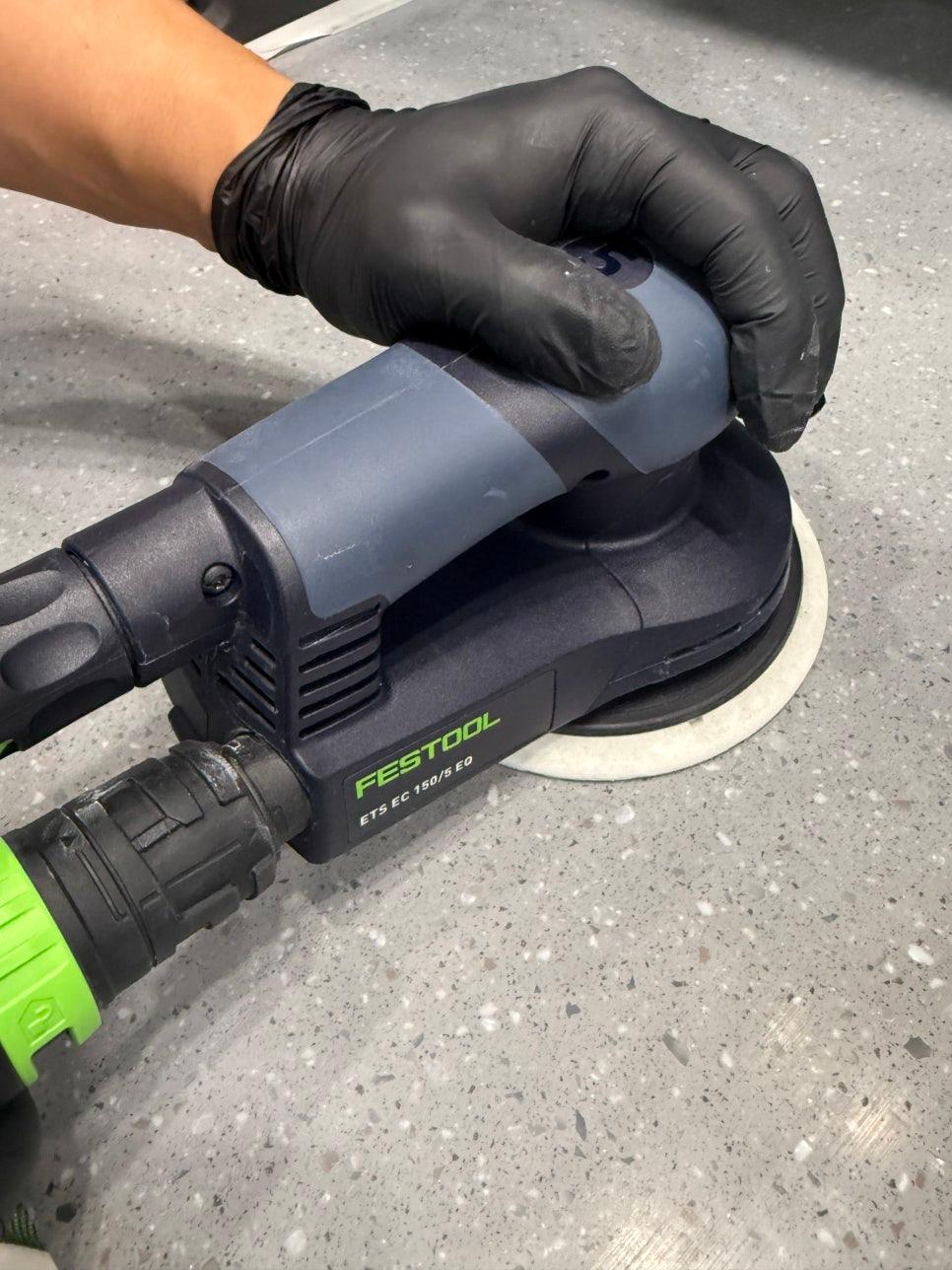 FESTOOL ET5 EC 150/S E0 전동 마감기를 조작하는 손
