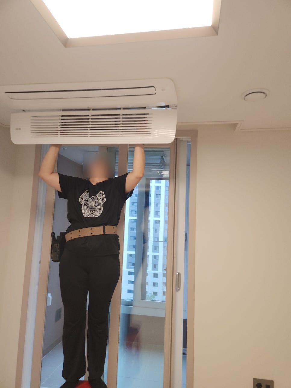 흰색 벽면 실내 공간의 에어컨 설치 과정