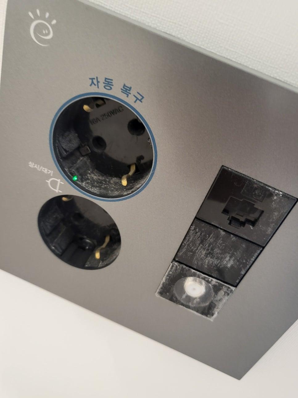 넓게 퍼진 먼지층이 보이는 벽과 바닥