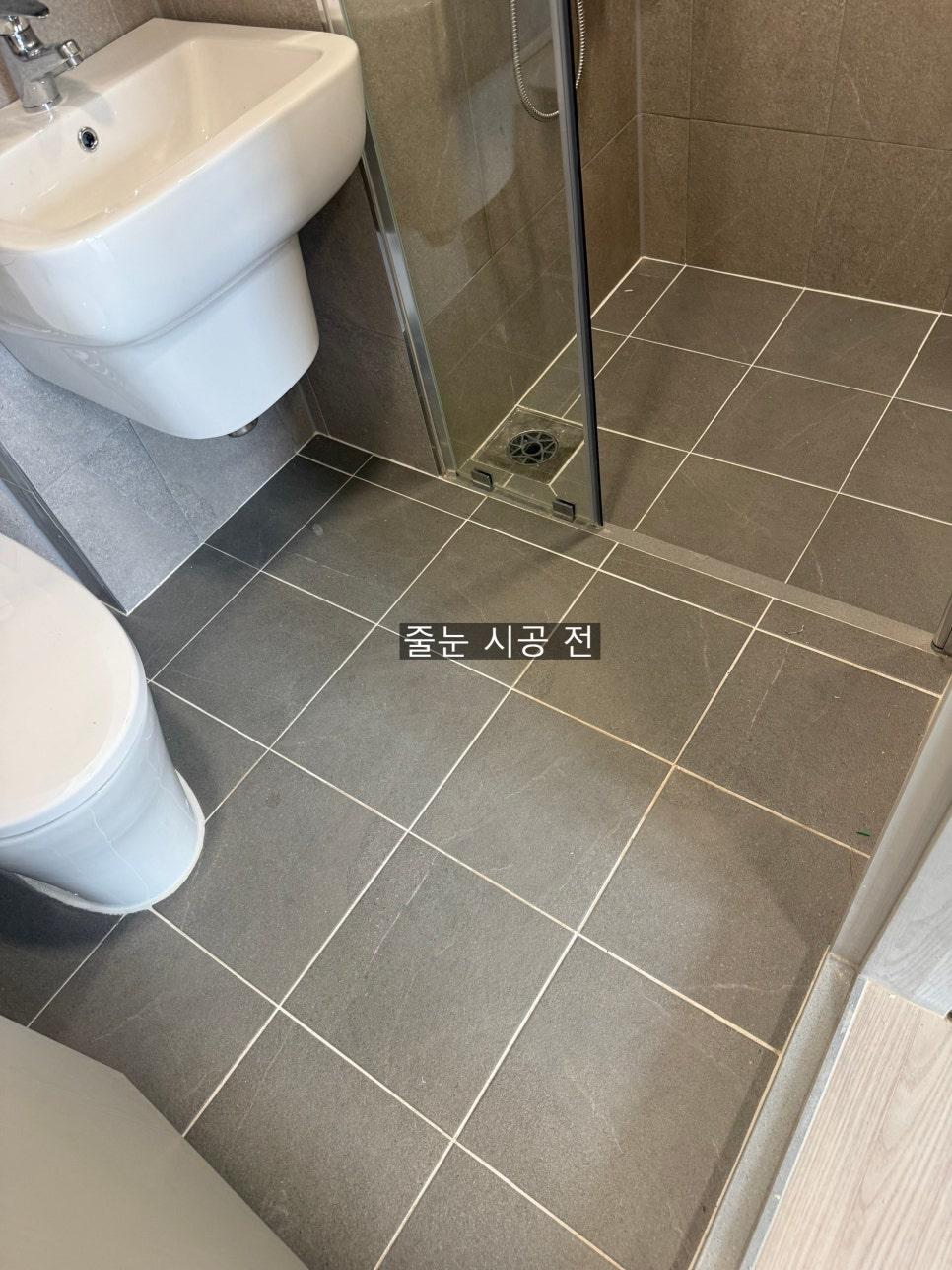 시공 전 거친 질감이 드러나는 욕실 바닥