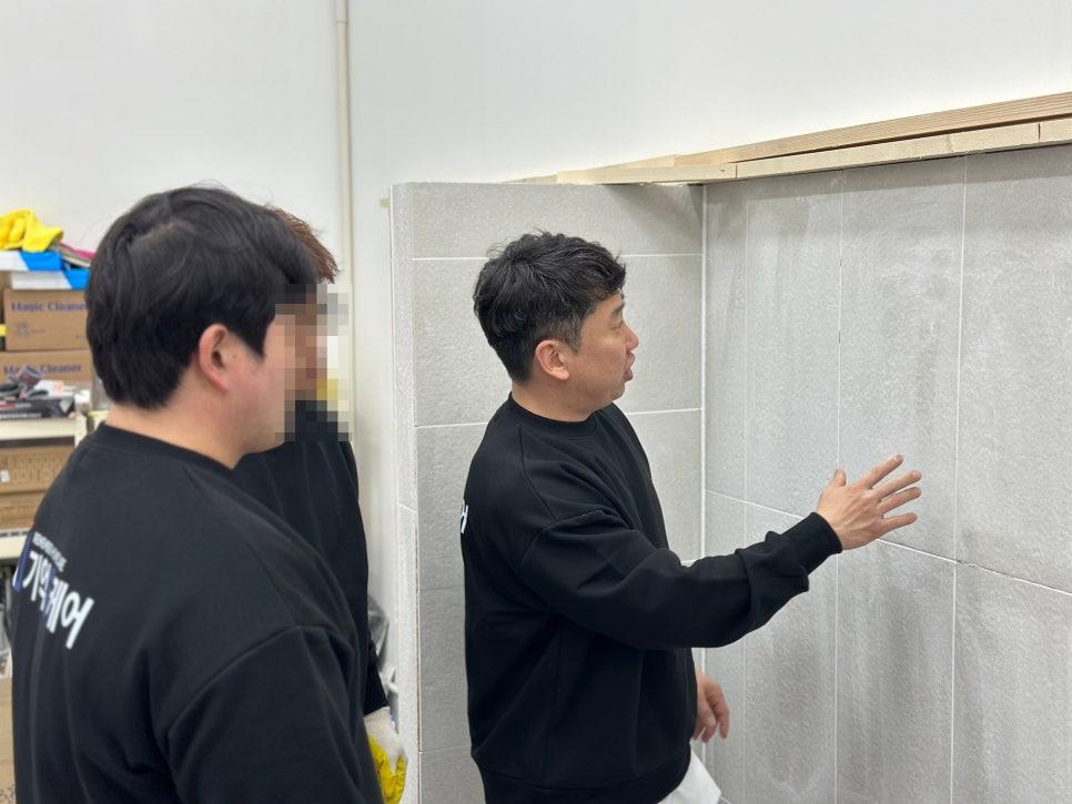 타일 벽면과 목재 상단 구조물이 보이는 현장