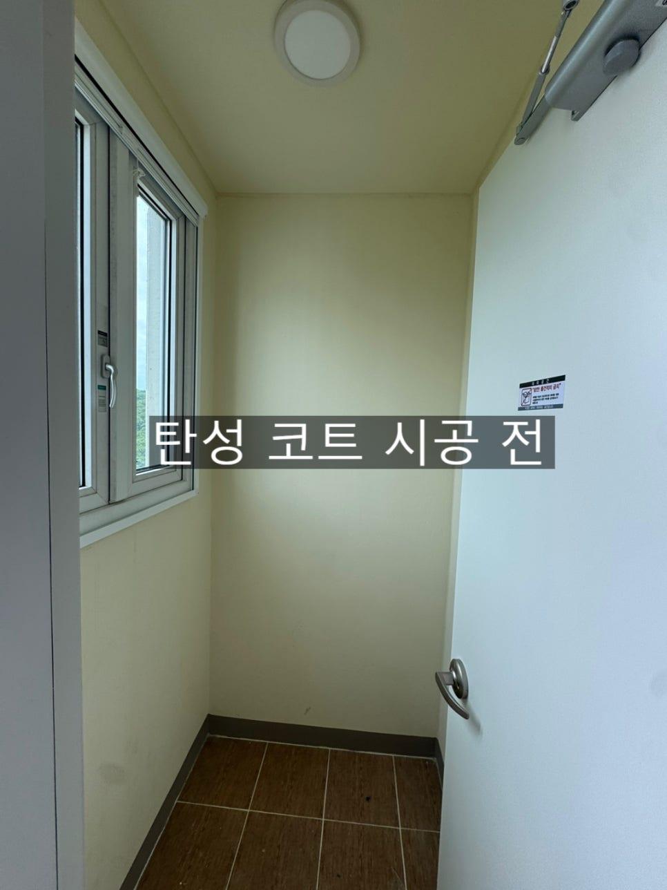 베이지색 벽면과 갈색 타일이 보이는 시공 전 복도
