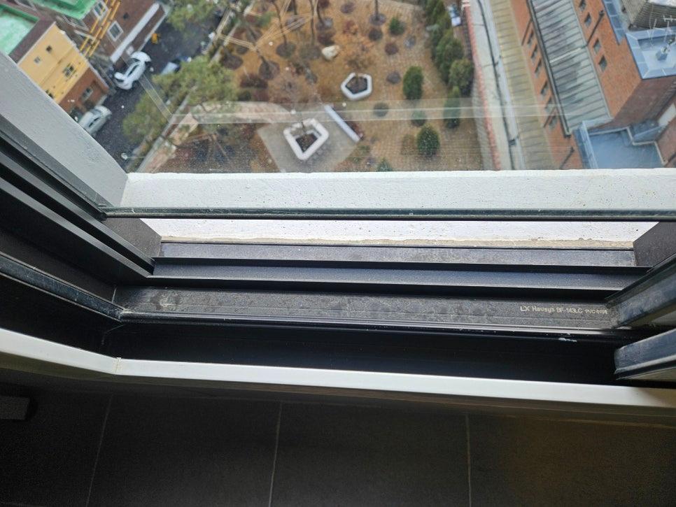 창틀 프레임 사이의 미세먼지를 말끔히 닦아냈어요