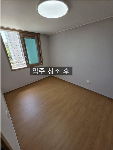 오염이 보이지 않는 벽과 바닥 표면
