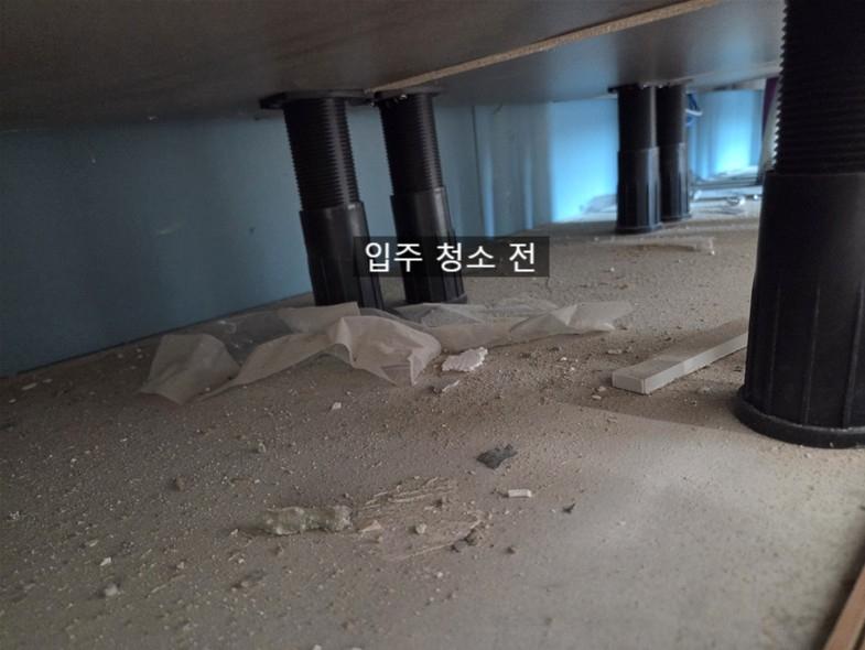 먼지층과 입자가 퍼져 있는 바닥 표면