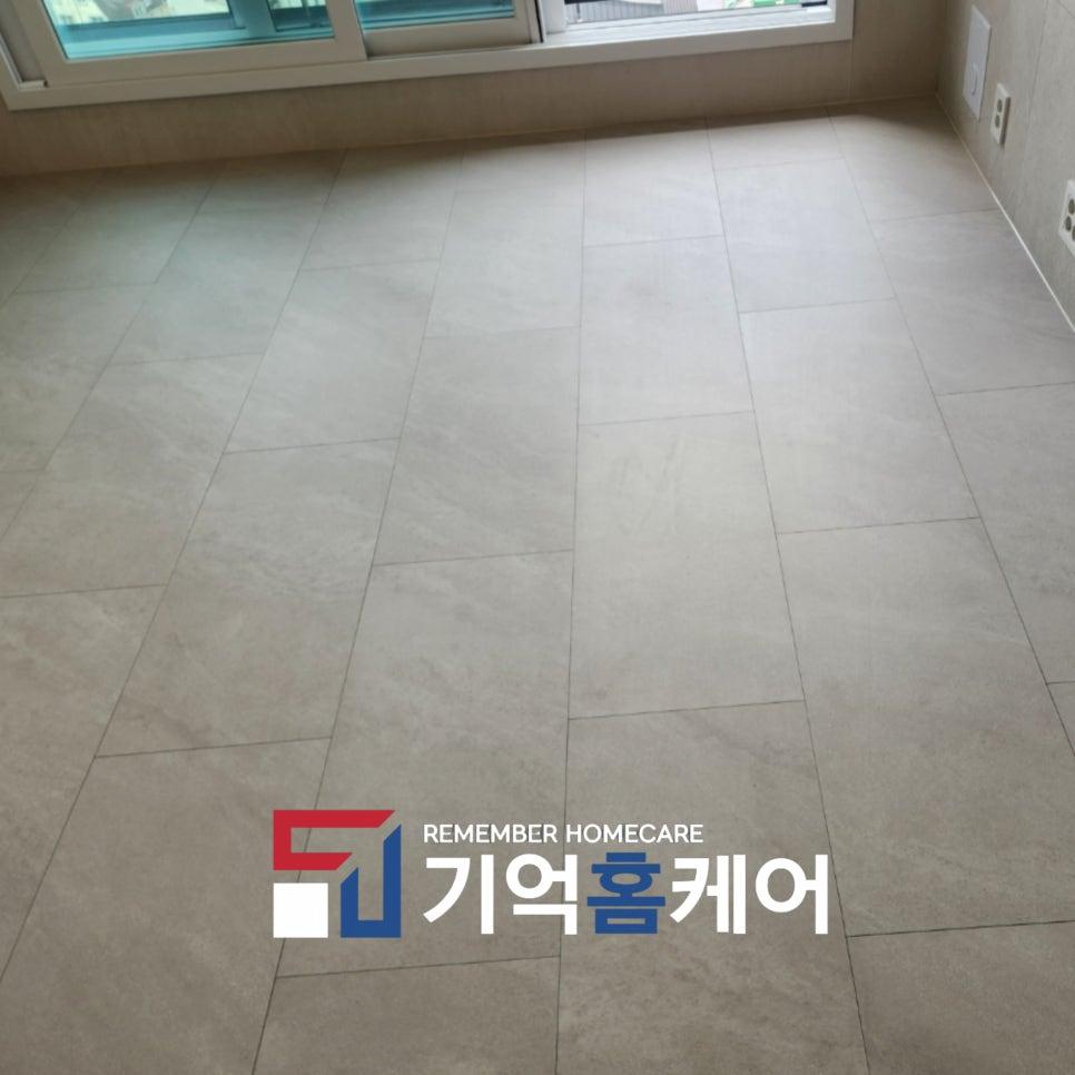회색 타일 바닥과 창호가 있는 실내 공간