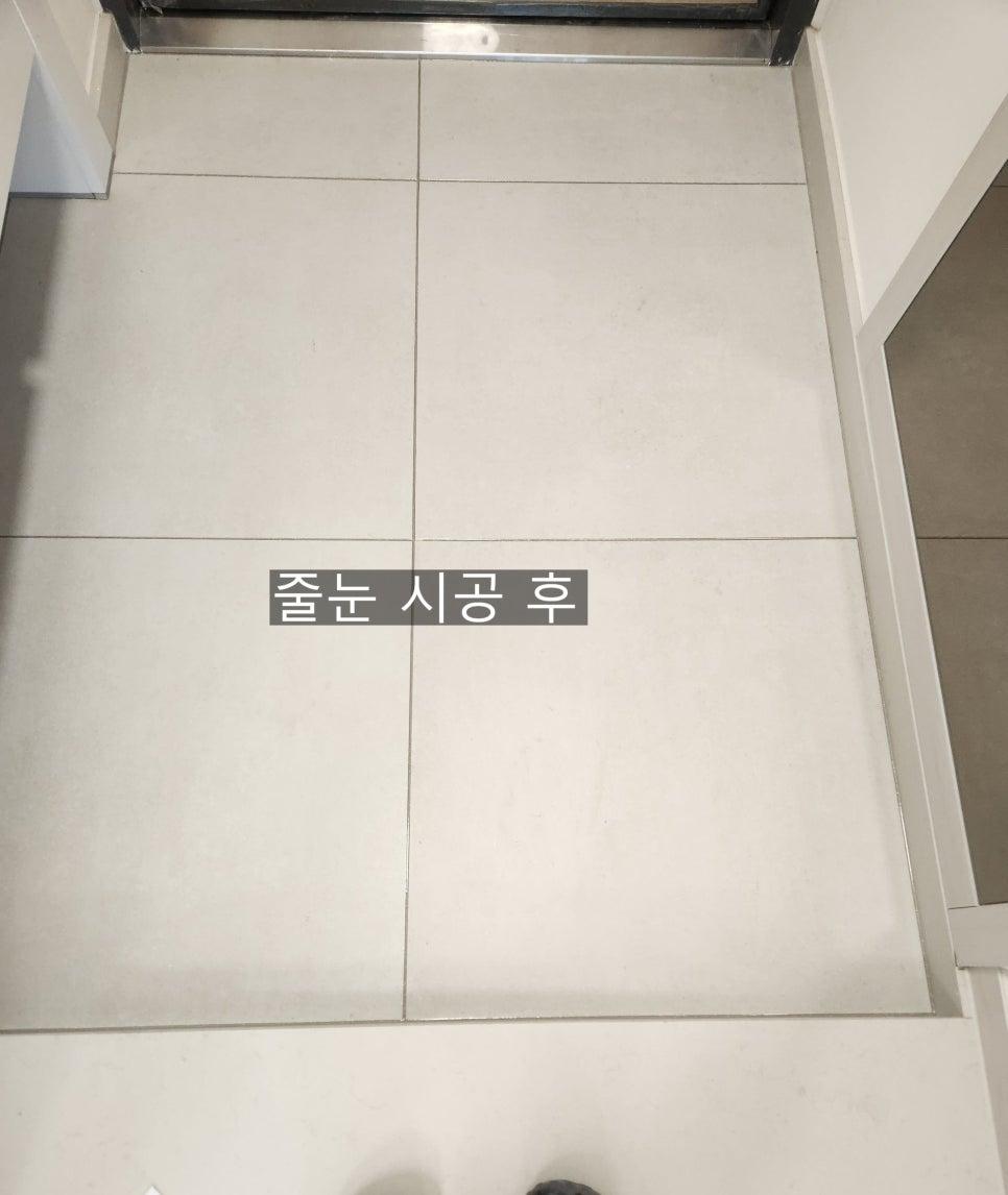 흰색 타일로 정돈된 복도 모습