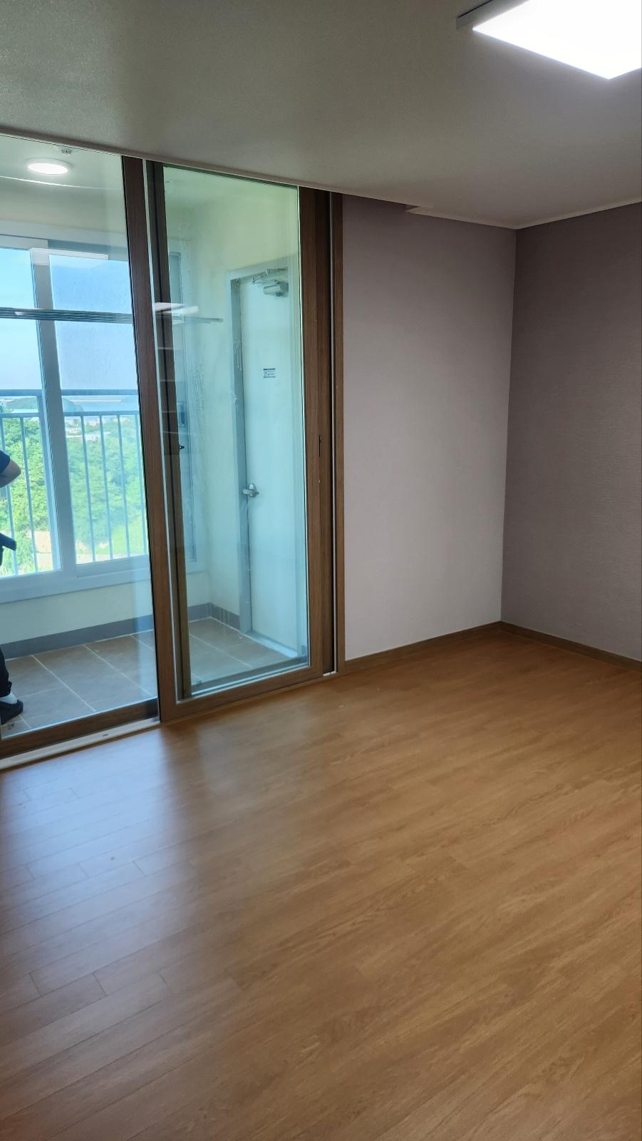 오염이 보이지 않게 정돈된 벽과 바닥 표면