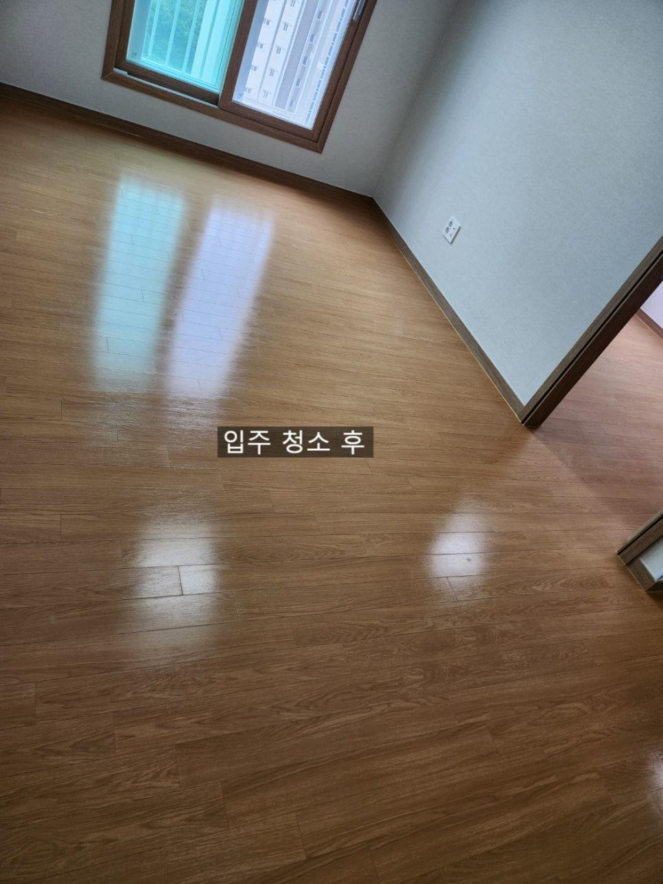 나무 바닥재와 창호가 있는 깨끗한 방