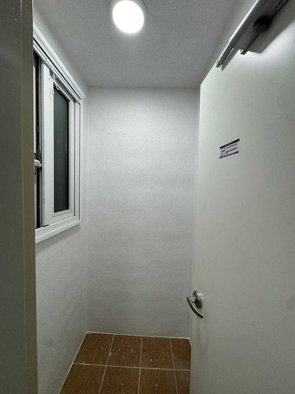 라운드 조명과 타일 바닥이 보이는 마감 공간