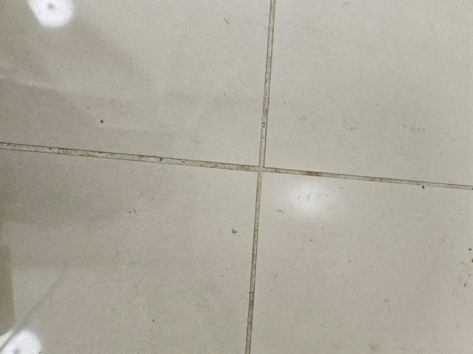 먼지와 흠집이 보이는 타일 표면 틈새