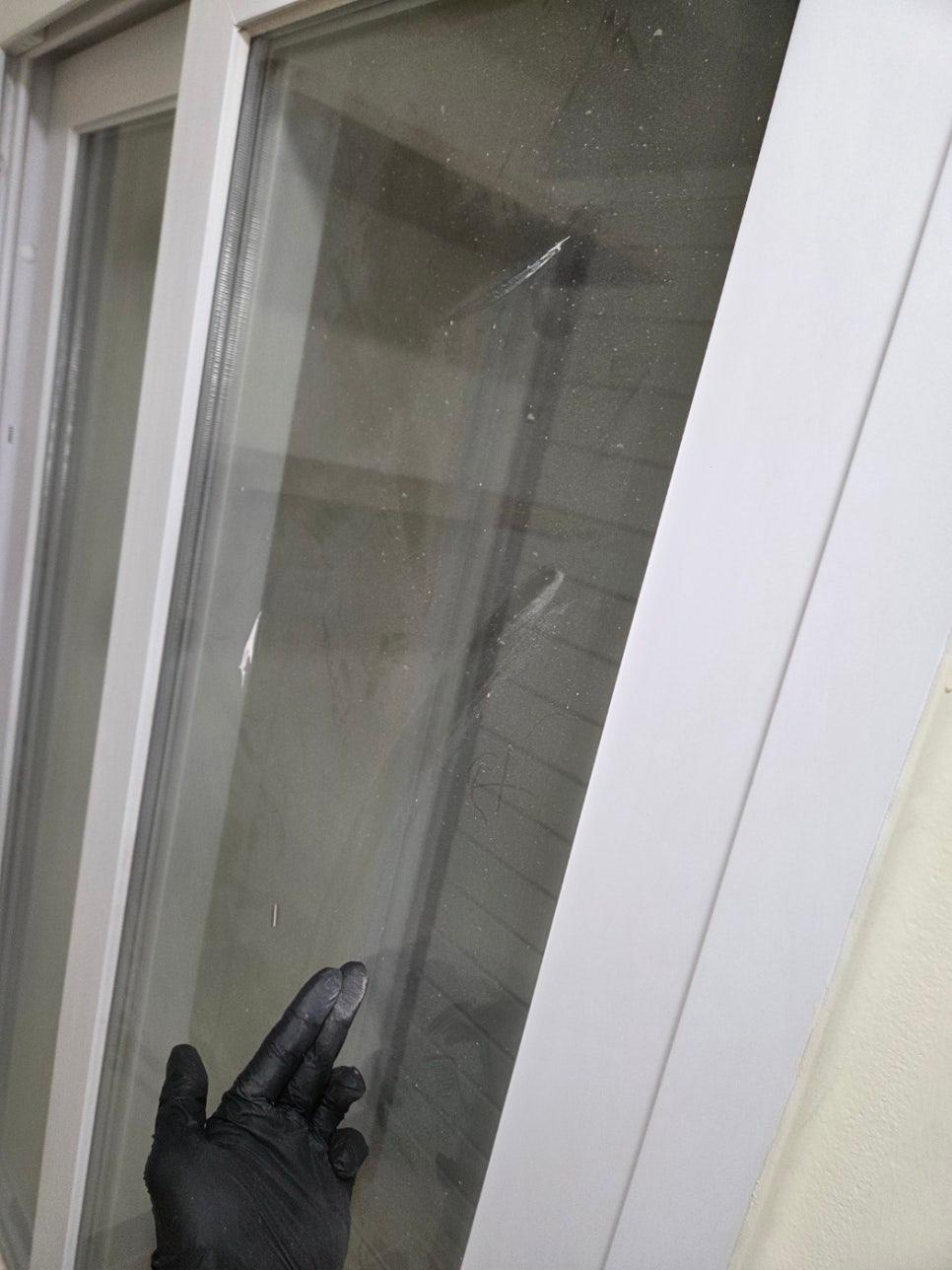 먼지층이 넓게 퍼진 창 레일과 프레임