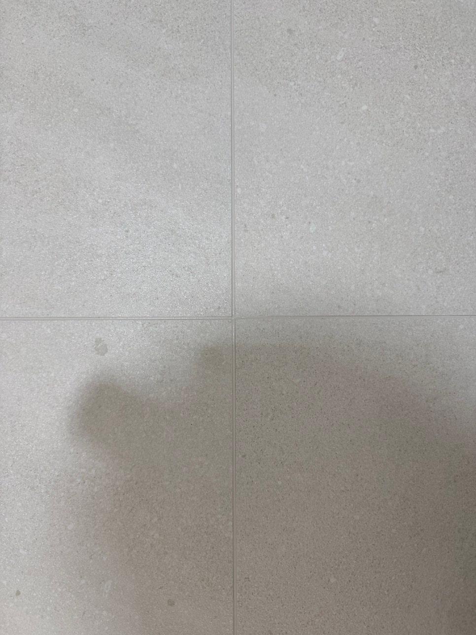 꼼꼼하게 채워진 회색 타일 바닥