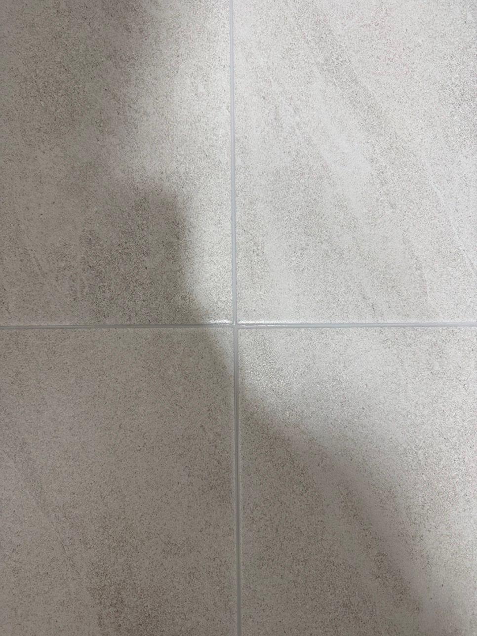 회색 타일 사이의 실리콘 접합부
