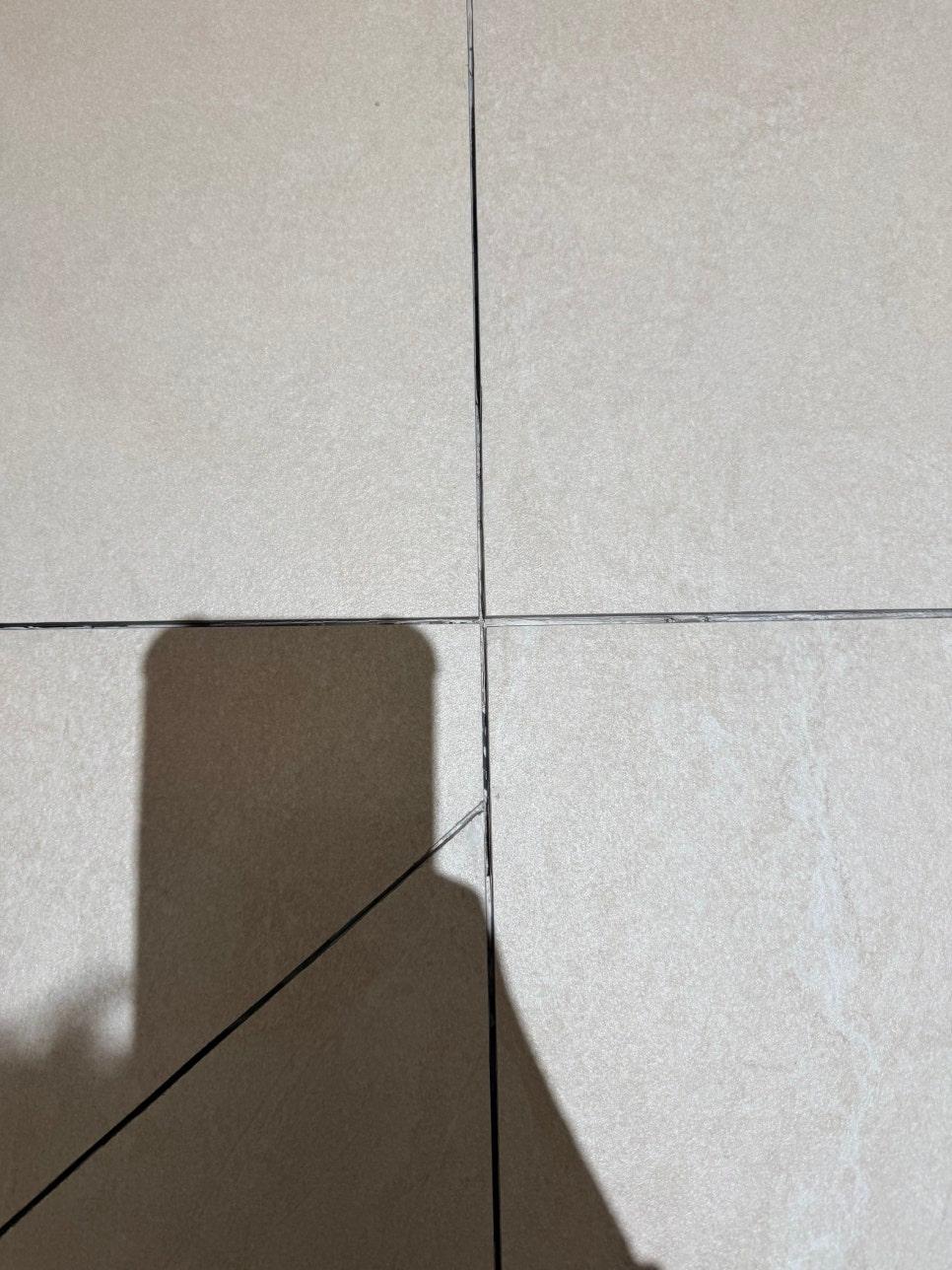 바닥 타일 위로 진행되는 밑작업 과정