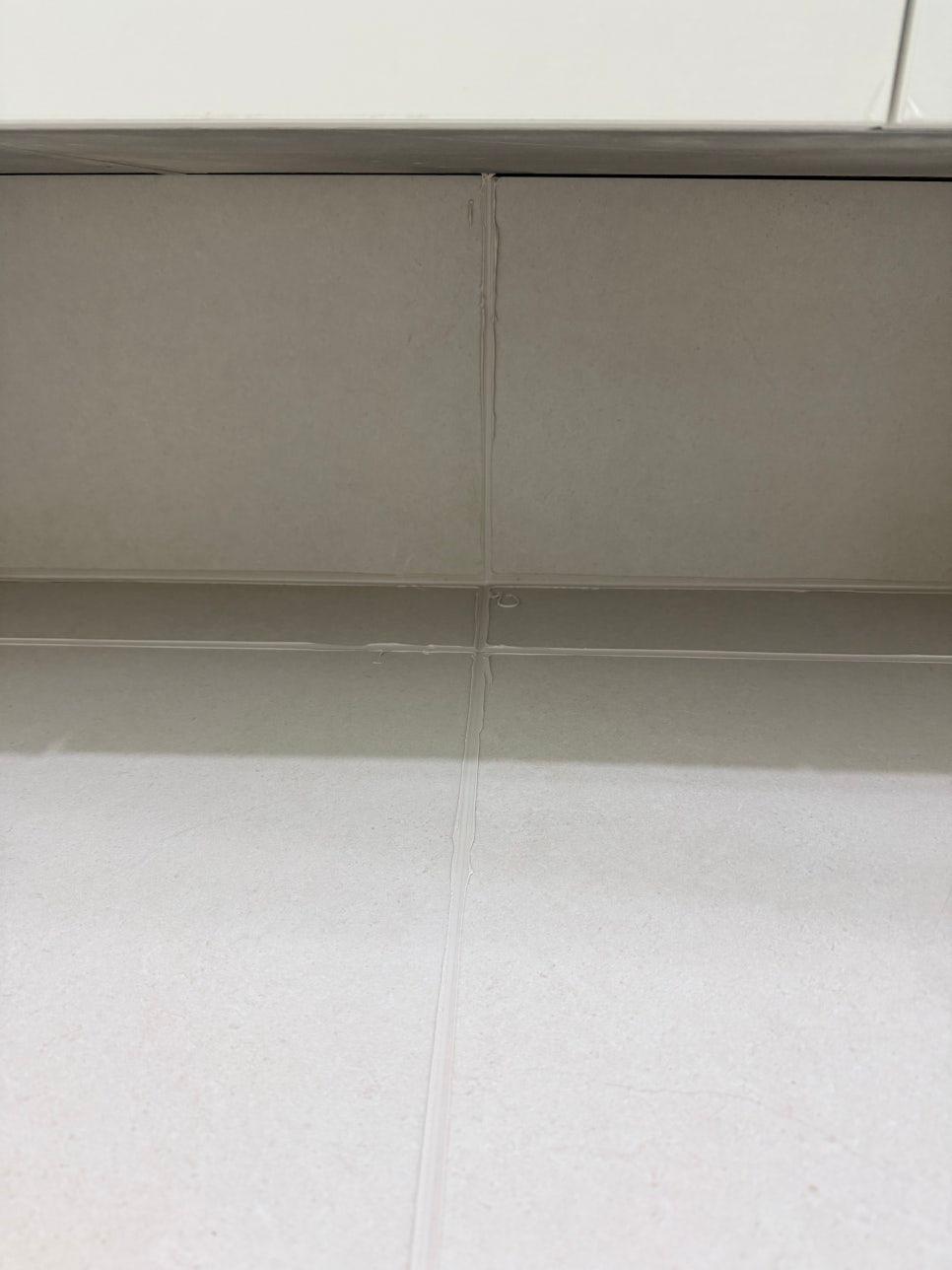 기존 메지 잔여물을 제거하는 정교한 과정