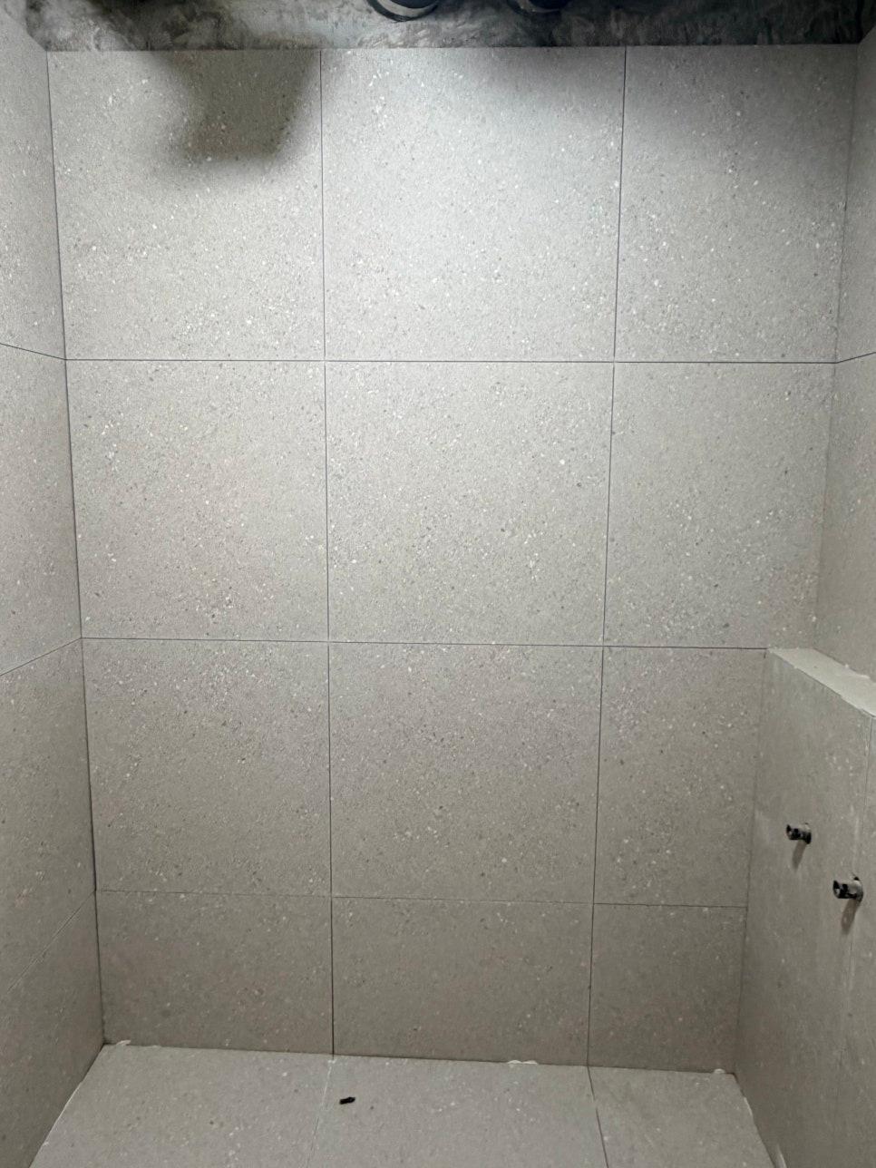회색 타일 사이를 채울 준비가 된 벽면과 바닥