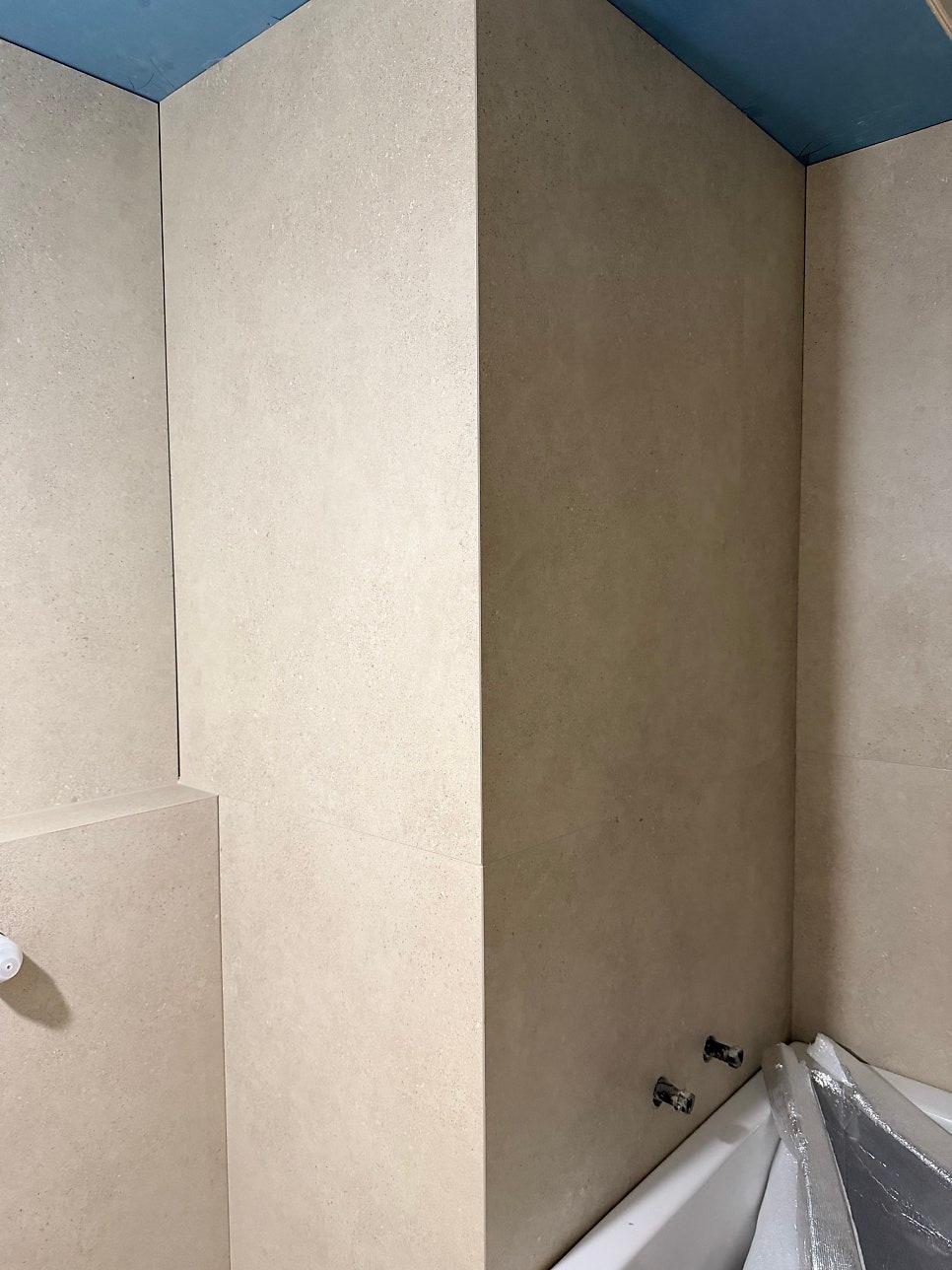 천정 보호재와 함께 진행되는 정밀한 작업