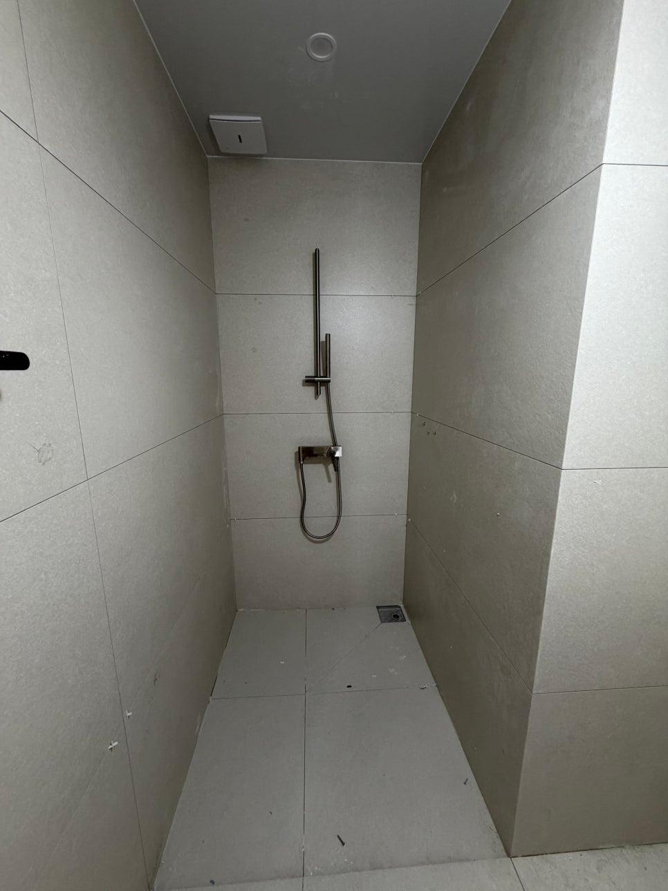 회색 타일로 정돈된 욕실 내부