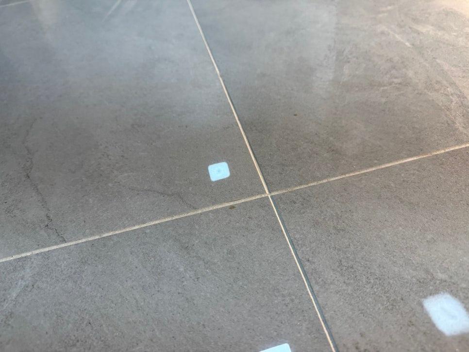 회색 타일 틈새의 기준 표시물