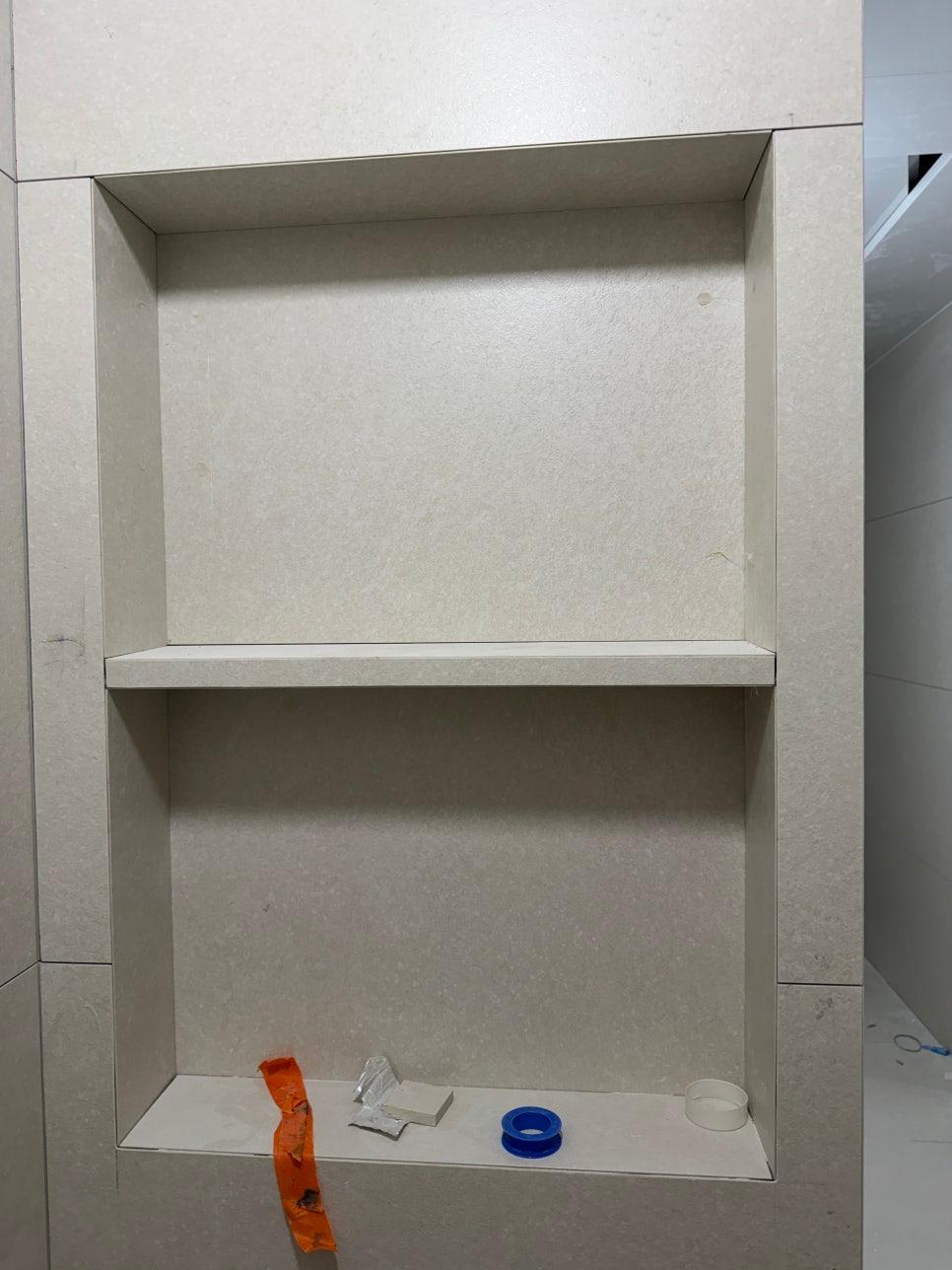 수납칸 내부의 작은 틈새까지 확인 중