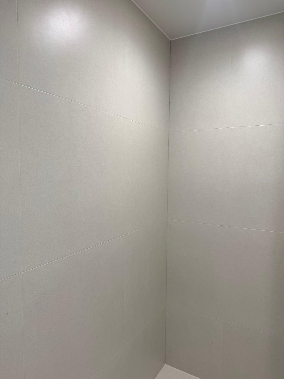 선명한 라인이 살아있는 회색 타일 벽면