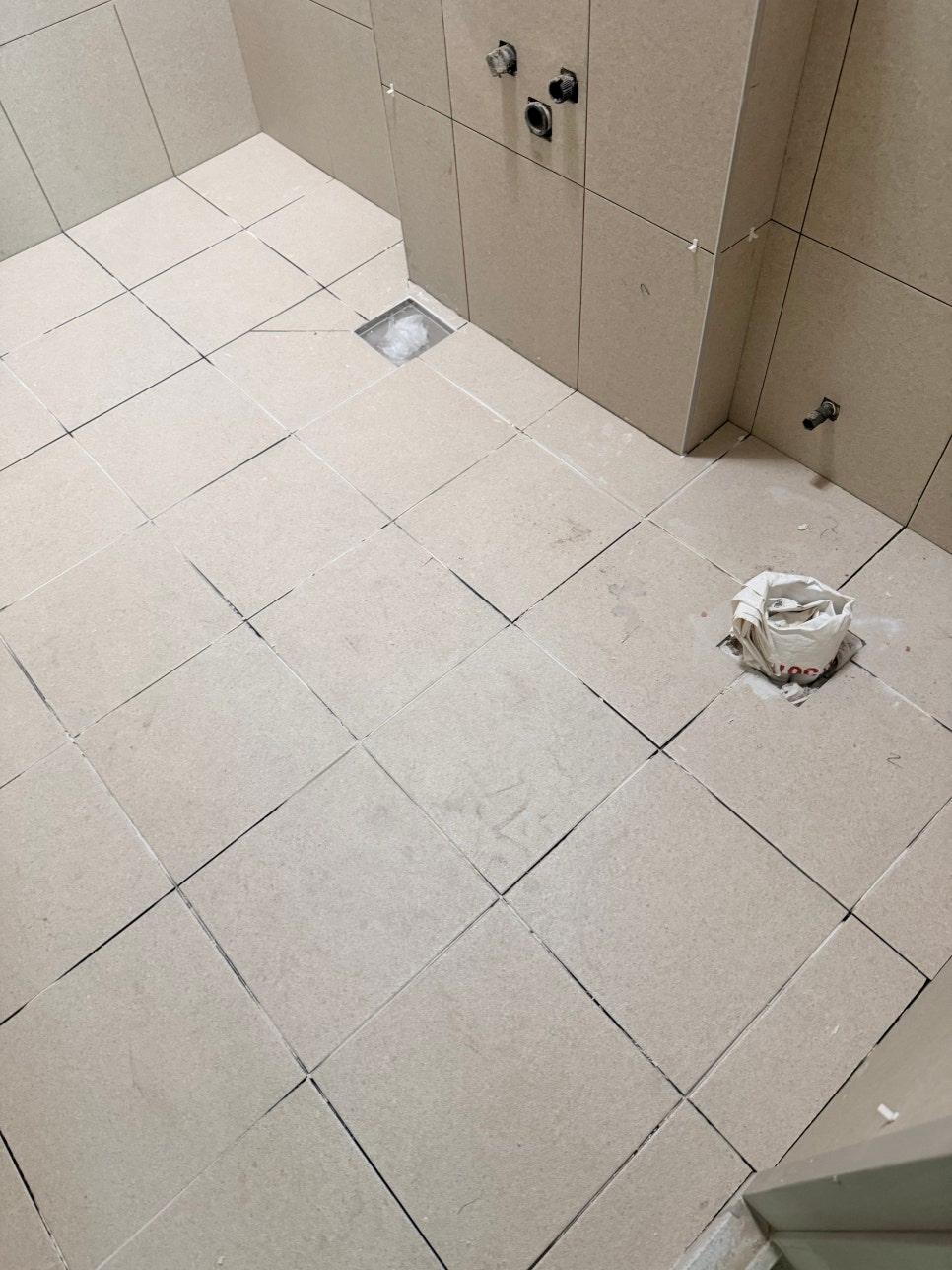 바닥 타일 사이를 촘촘하게 채워가는 과정