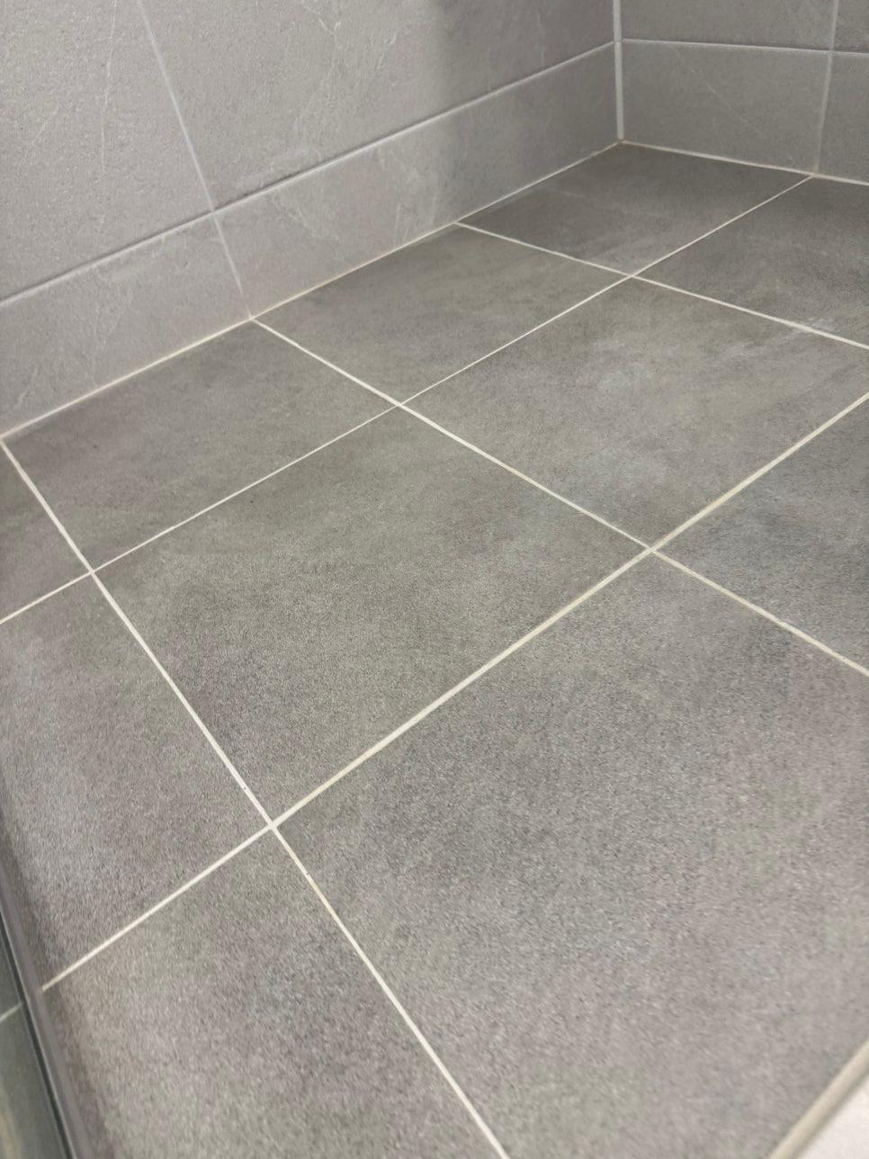 시공 중인 회색 타일 바닥면