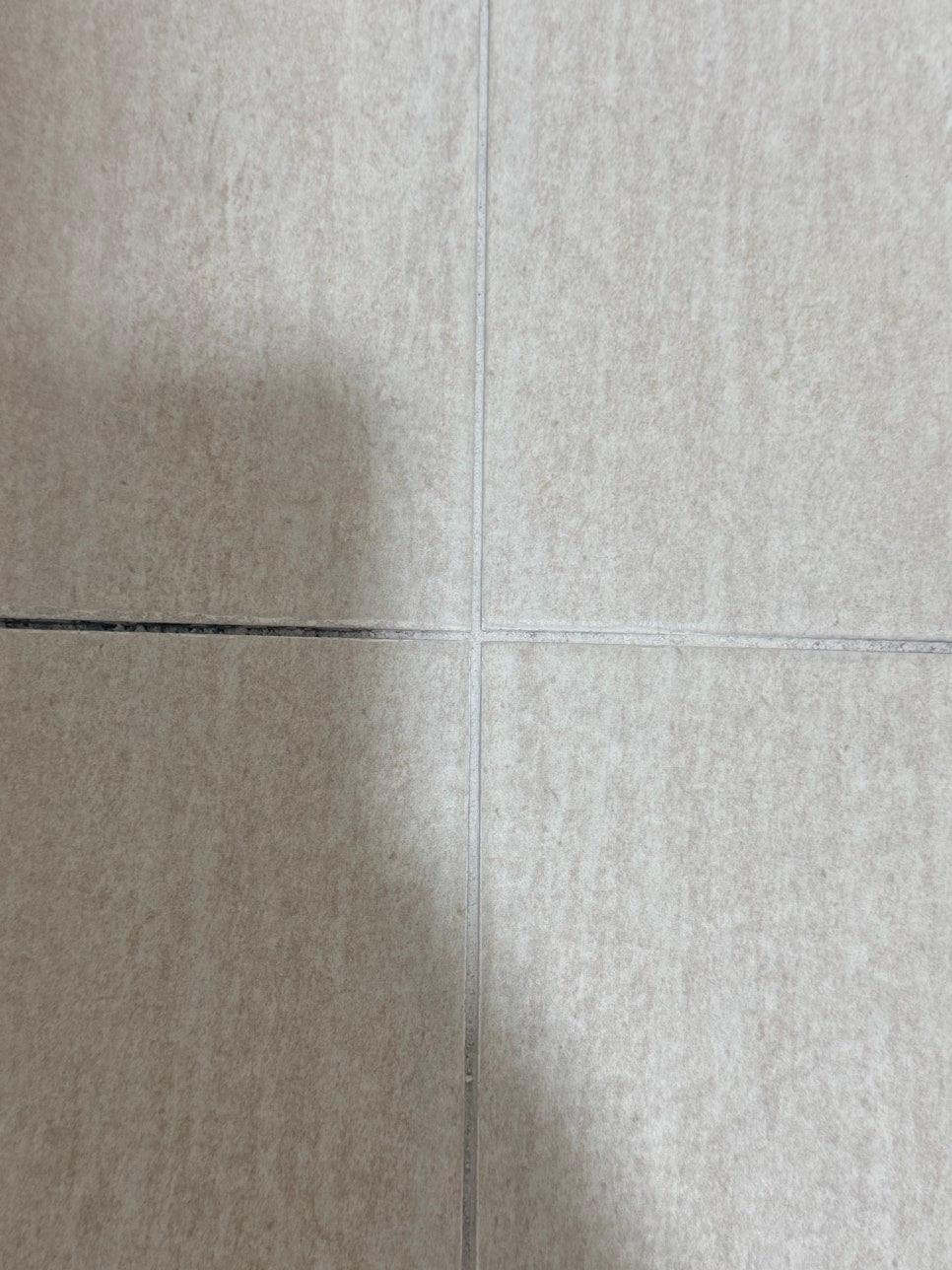 바닥 타일 사이를 탄탄하게 메우기 위한 기초 작업