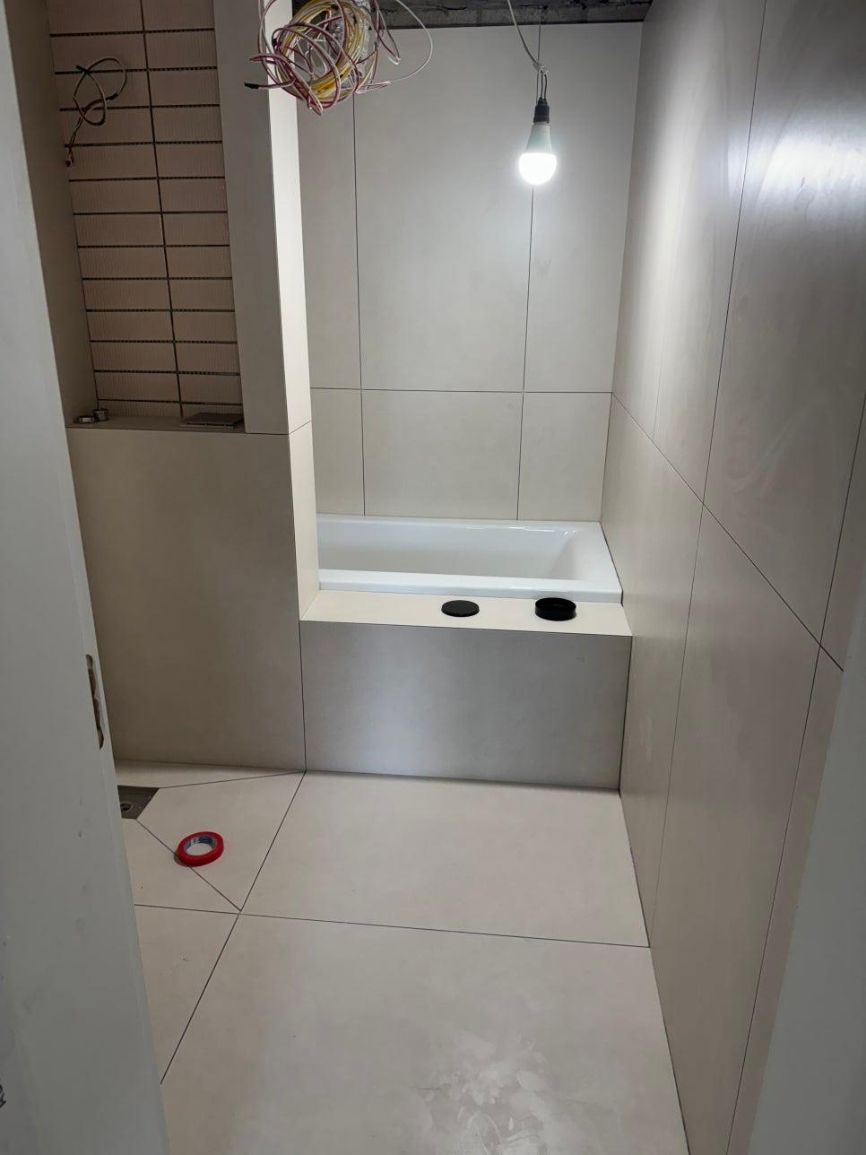 흰색 타일과 욕조가 있는 욕실 시공 과정